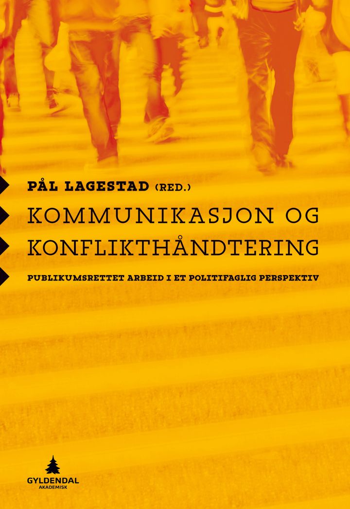 bokomslag: Kommunikasjon og konflikthåndtering : publikumsrettet arbeid i et politifaglig perspektiv